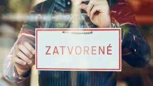 Nápis Zatvorene na dverách budovy